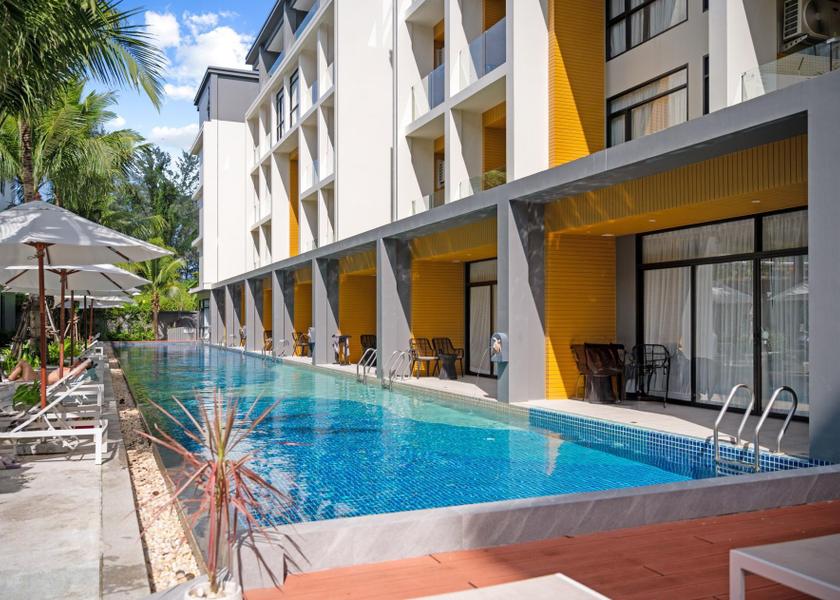 swimming pool [outdoor]