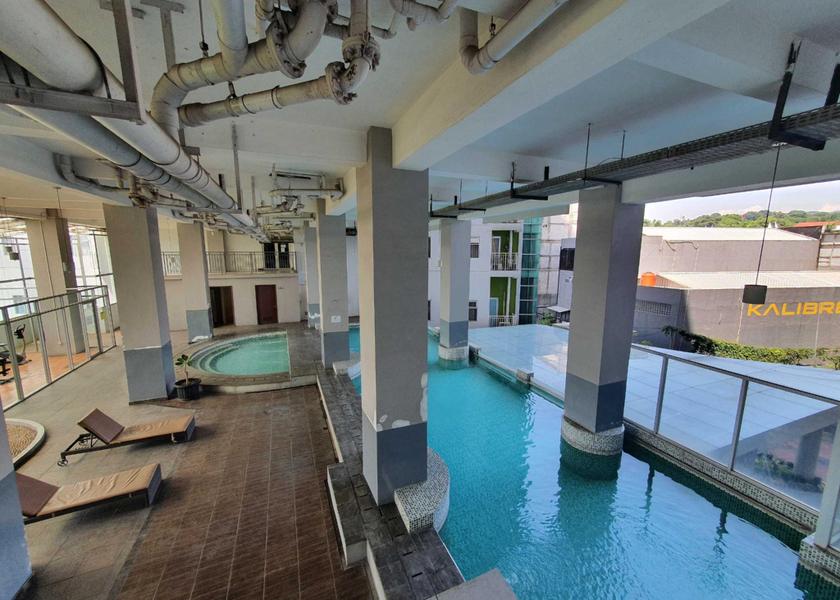 swimming pool [outdoor]