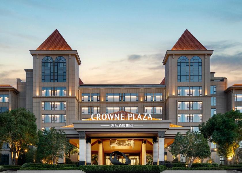 Hubei Xiangyang 1 King 1 Bdrm Suite Lake View