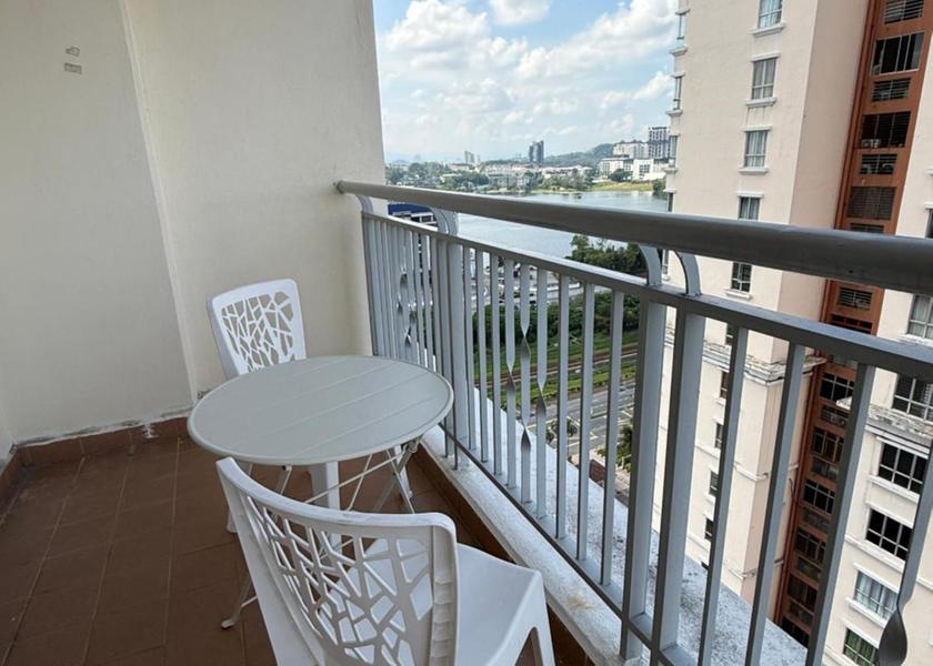 Selangor Seri Kembangan Apartment with Lake View
