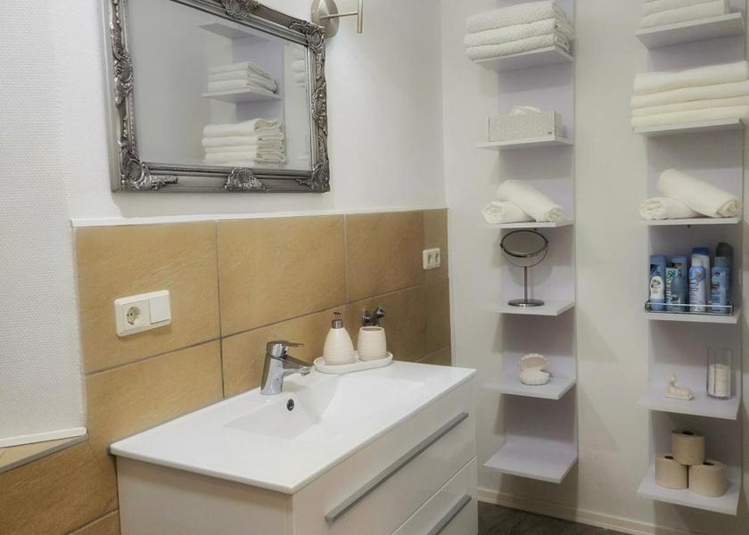 Thuringia Eisenach Three-Bedroom Apartment with Balcony