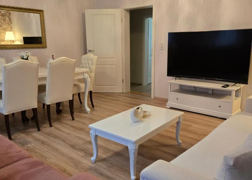 Thuringia Eisenach Three-Bedroom Apartment with Balcony
