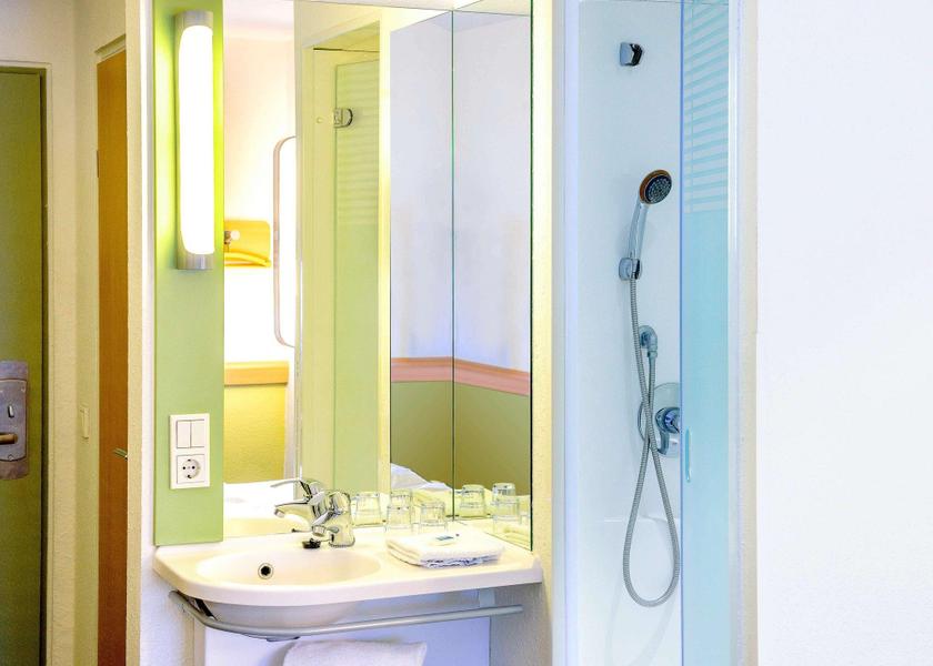Schleswig-Holstein Quickborn TWIN - room with two single beds for up to 2 people.