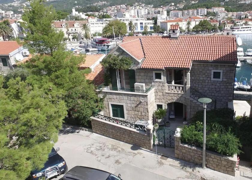Split-Dalmatia Makarska Exterior view