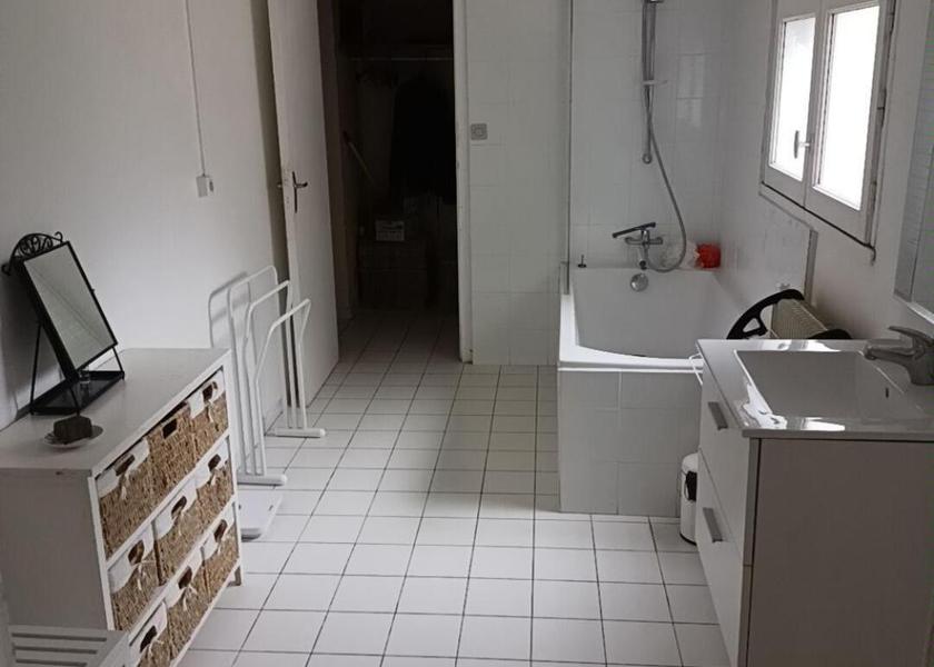 Nouvelle-Aquitaine Chasseneuil-du-Poitou Basic Triple Room with Shared Bathroom