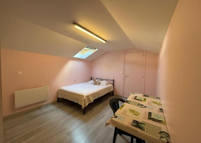Auvergne-Rhône-Alpes Roanne Double Room with Private Bathroom