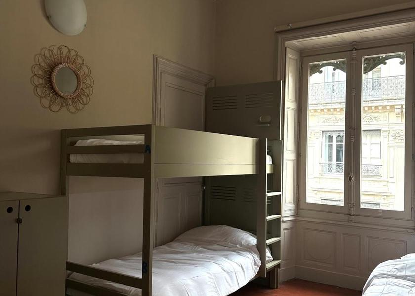 Provence-Alpes-Côte d'Azur Avignon Bed in 10-Bed Female Dormitory – Shared Bathroom