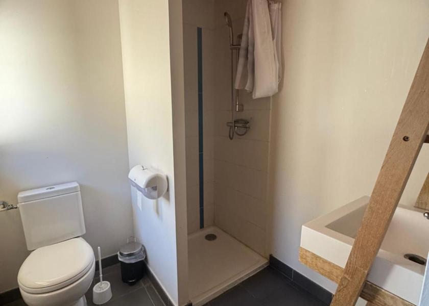 Provence-Alpes-Côte d'Azur Avignon Bed in 10-Bed Female Dormitory – Shared Bathroom