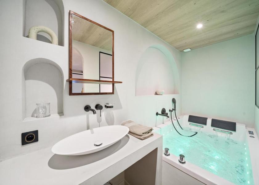 Bourgogne-Franche-Comte Dijon Queen Suite with Spa Bath