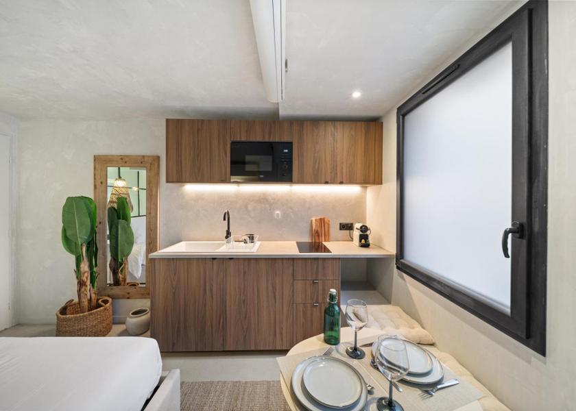 Bourgogne-Franche-Comte Dijon Queen Suite with Spa Bath