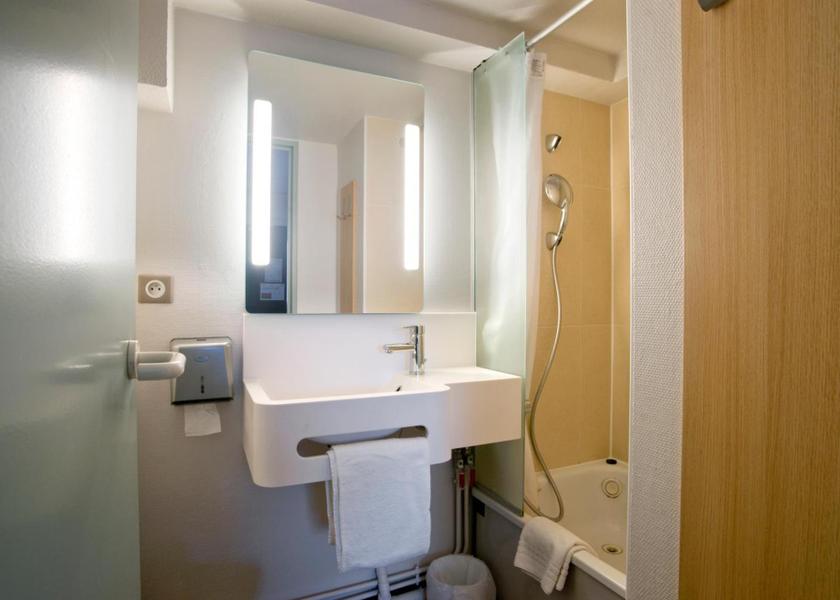 Auvergne-Rhone-Alpes Moulins Quadruple Room