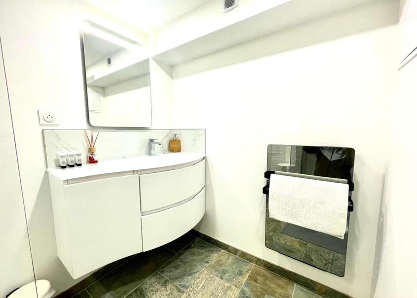 Auvergne-Rhone-Alpes Chambery Six-Bedroom House