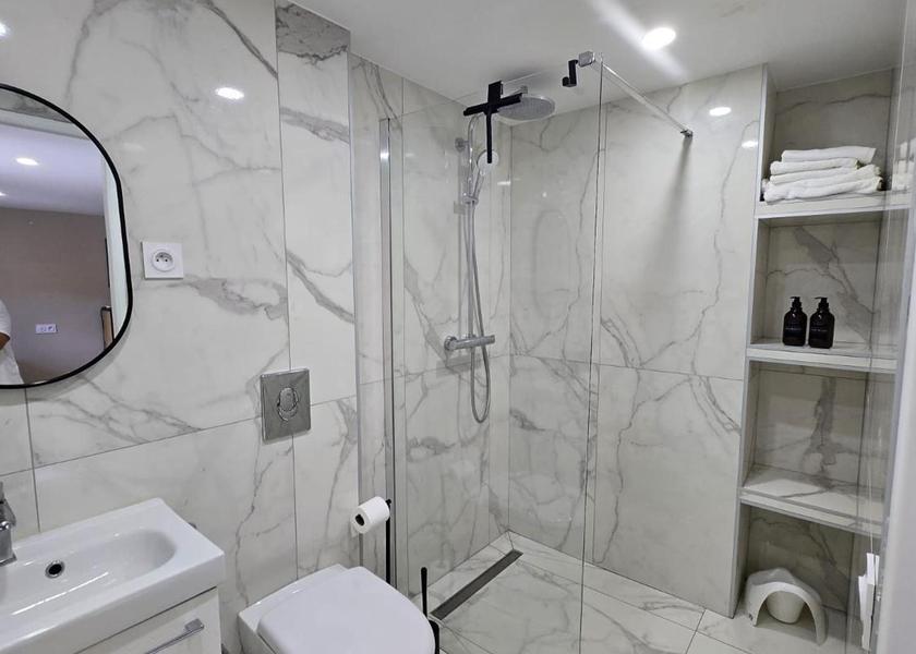 Auvergne-Rhône-Alpes Saint-Genest-Lerpt Double Room with Private Bathroom