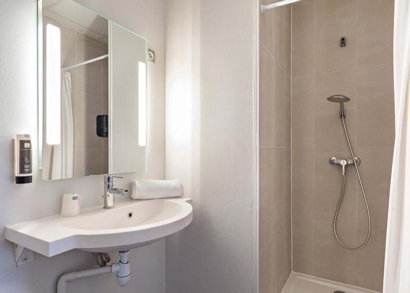 Normandy Saint-Etienne-du-Rouvray Triple Room