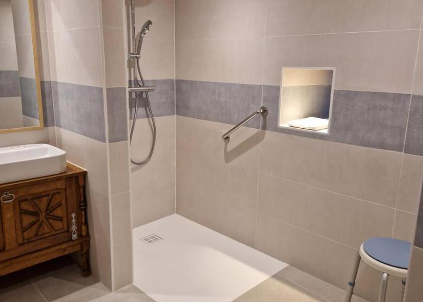 Bourgogne-Franche-Comte Tournus Queen Room - Disability Access