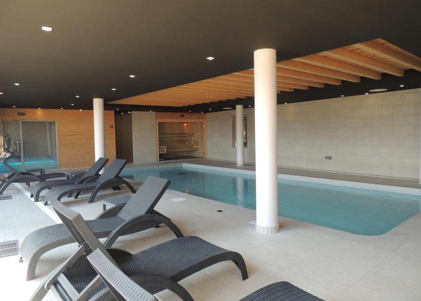 Auvergne-Rhône-Alpes Combloux swimming pool