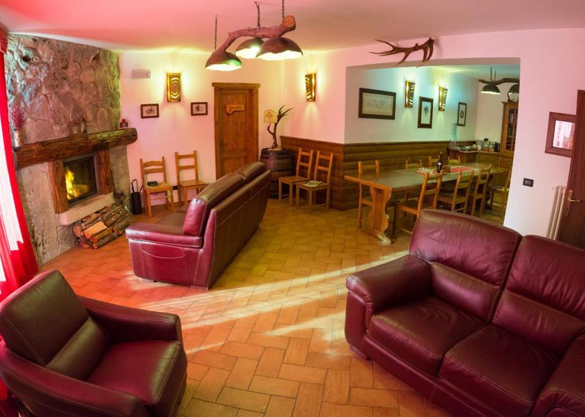 Abruzzo Villetta Barrea shared lounge/tv area