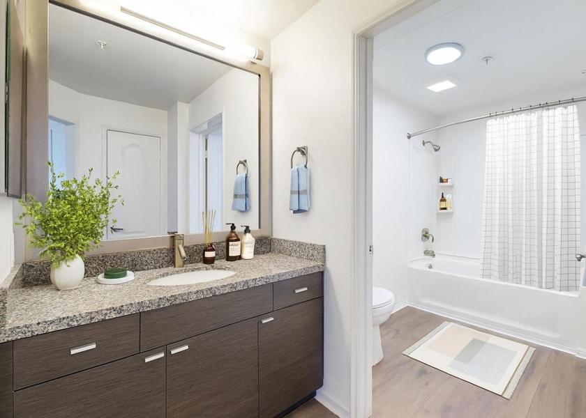 California Marina del Rey Deluxe One-Bedroom Apartment with Garden View