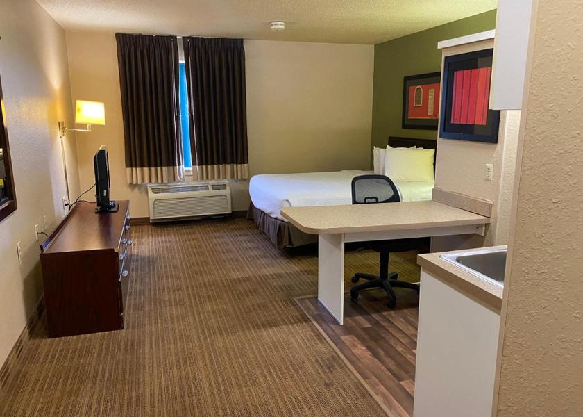 Michigan Auburn Hills Efficiency Queen Room - Non Smoking/Pet Friendly