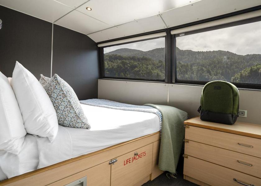 Southland Milford Sound Captain Cook Cabin - Deluxe King Room