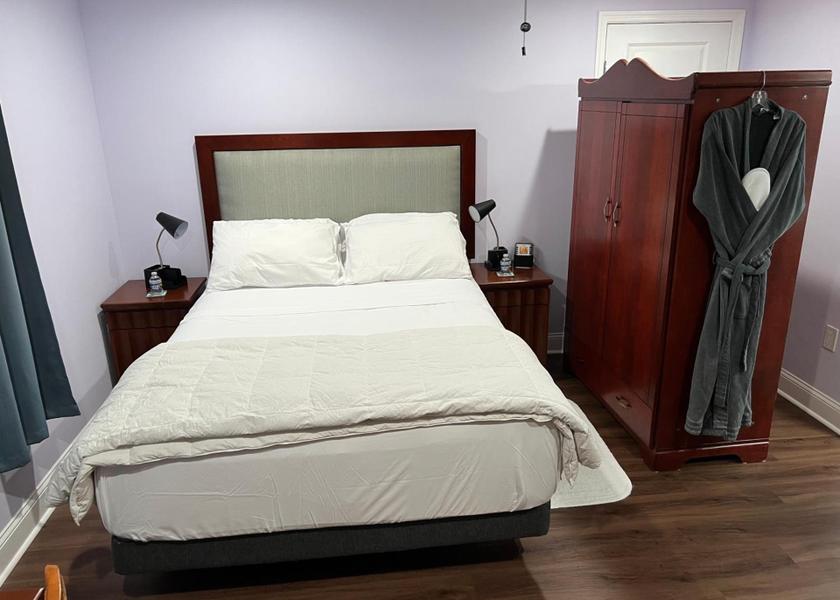 Maryland Upper Marlboro Queen Room with Garden View 1