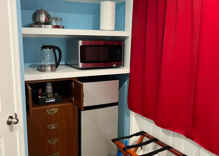 Maryland Upper Marlboro Queen Room with Garden View 2