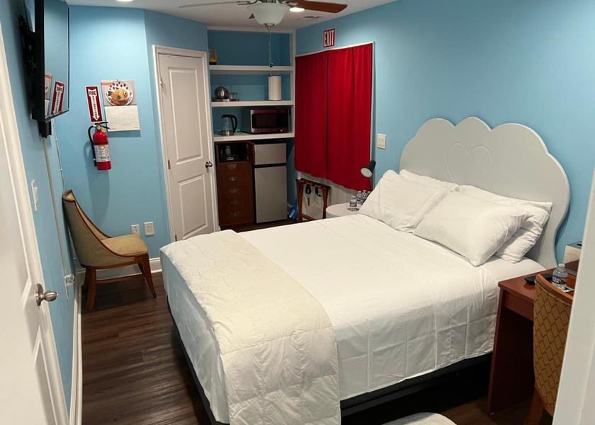 Maryland Upper Marlboro Queen Room with Garden View 2