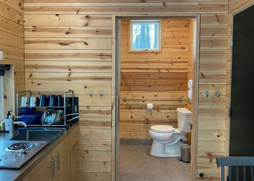 Wisconsin Wild Rose Cabin, Accessible Guest Room, 1 Queen
