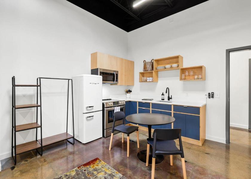 Virginia Damascus Deluxe Queen Room