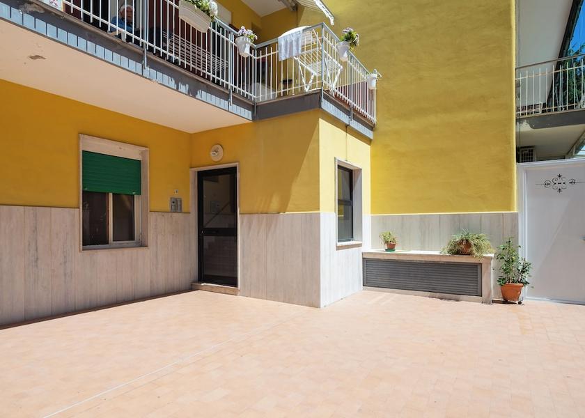 Campania Meta Facade