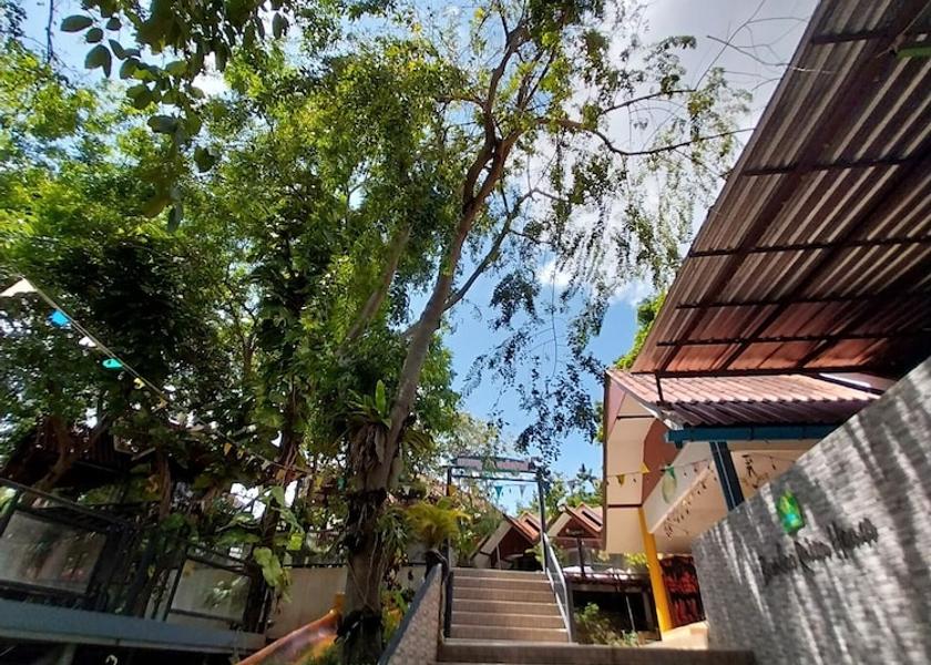 Phetchaburi Kaeng Krachan Exterior Detail