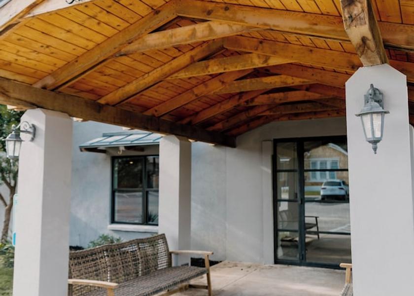 Texas Blanco Exterior Detail