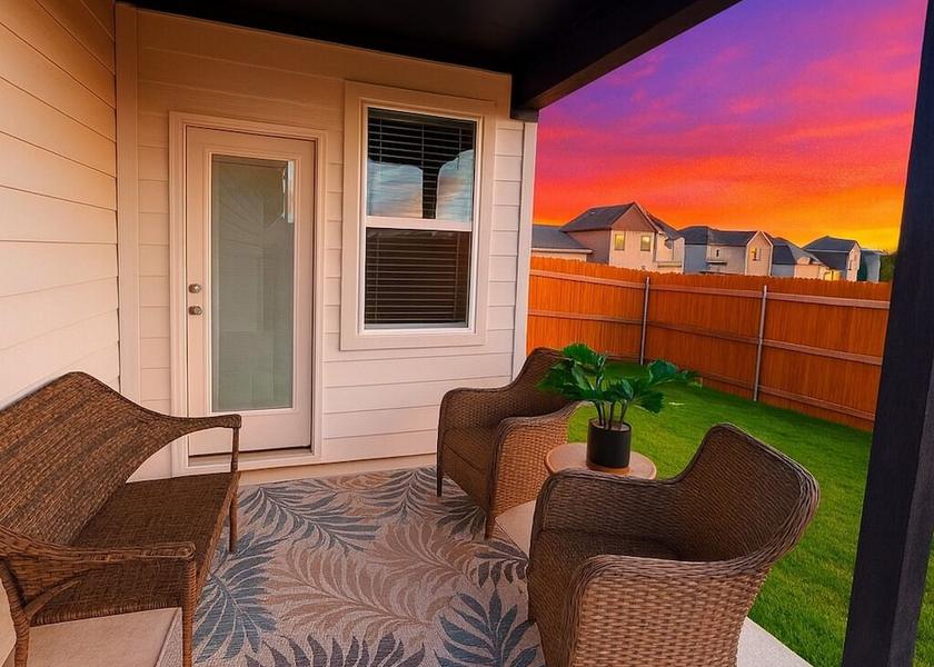 Texas Del Valle Exterior Detail