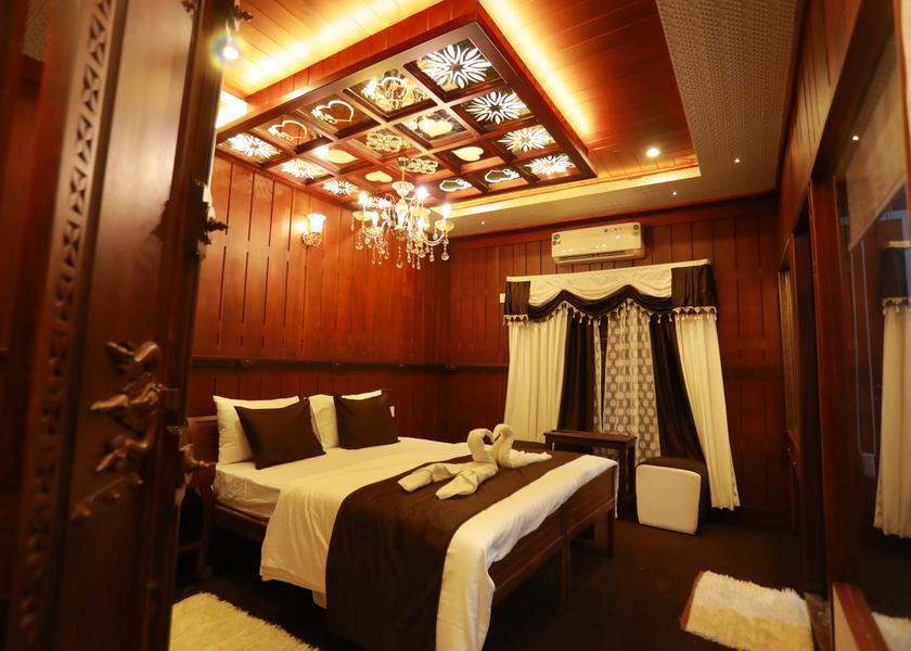 Kerala Alleppey Deluxe Room with Lake View - A Private Room in Sharing Houseboat (AC time 09 PM to 06 AM)