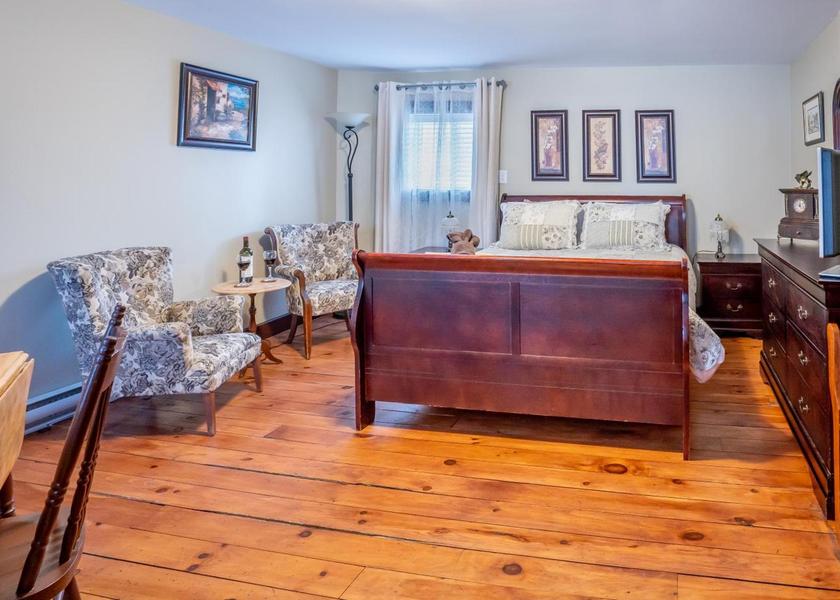 Quebec Magog Deluxe Queen Room with Private Bathroom