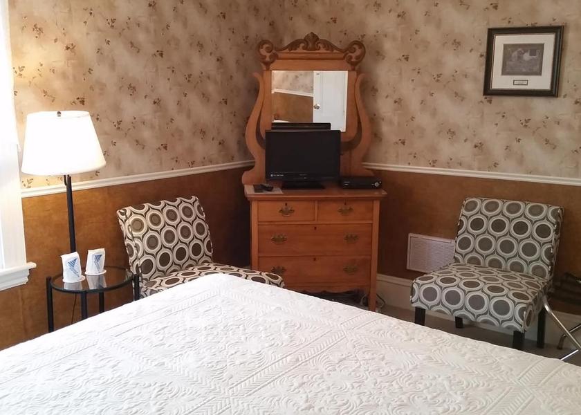 Nova Scotia Digby Queen Room (11)