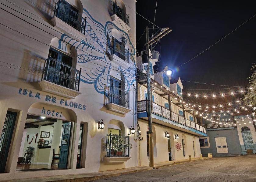 Petén Flores Entrance