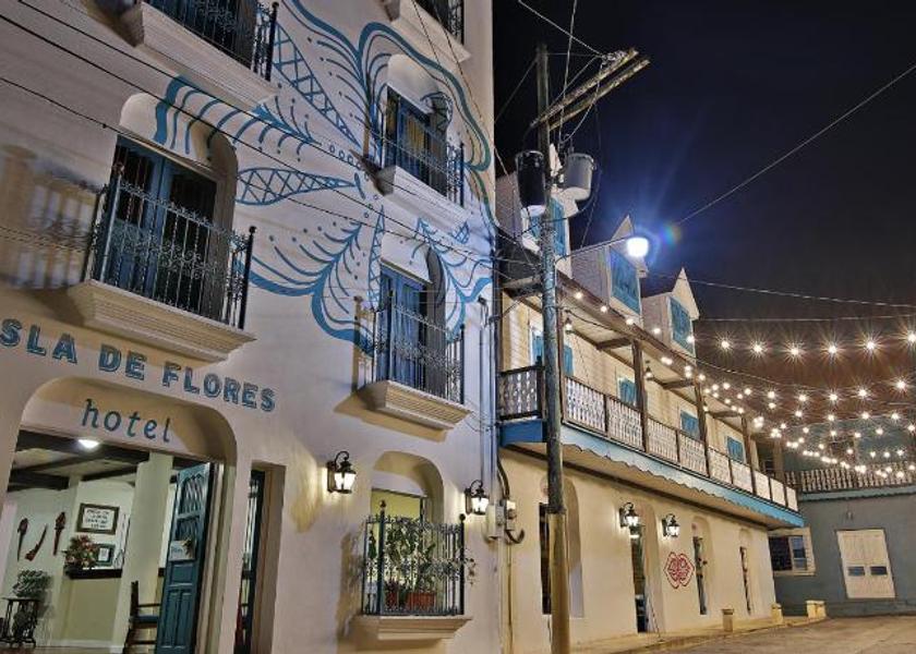 Petén Flores Entrance
