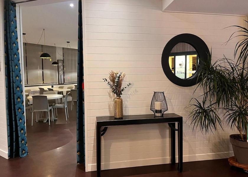 Brittany Lorient Lobby