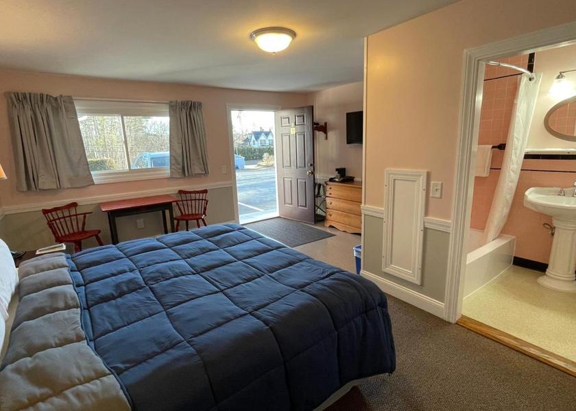 Maine Bucksport King Room - No pets allowed