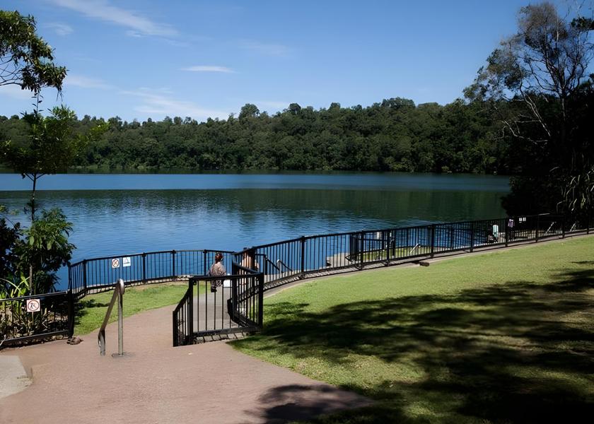 Queensland Lake Eacham Surrounding environment