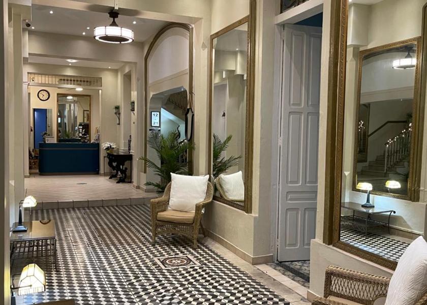  Ponce Lobby