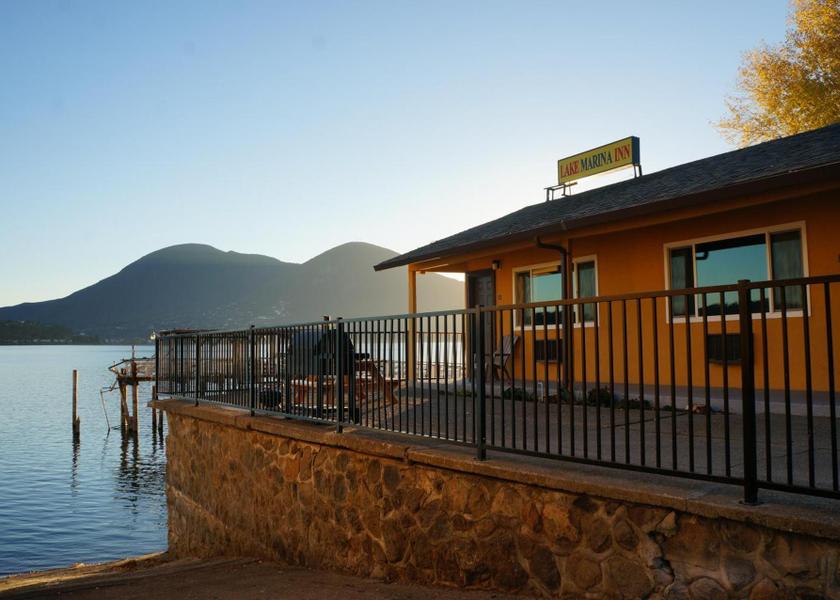 California Clearlake Oaks Exterior view