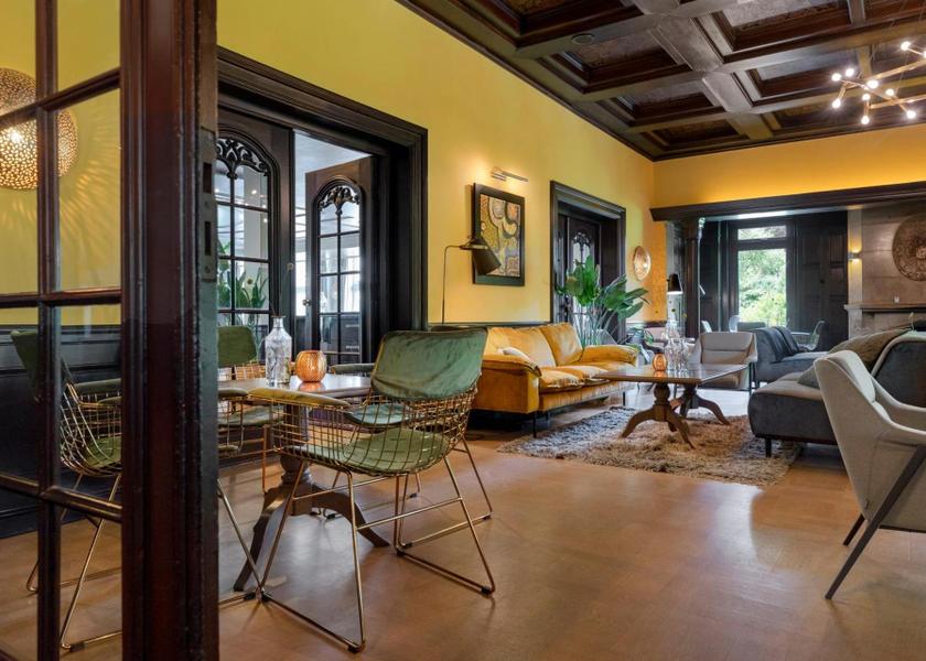 Shared lounge/TV area