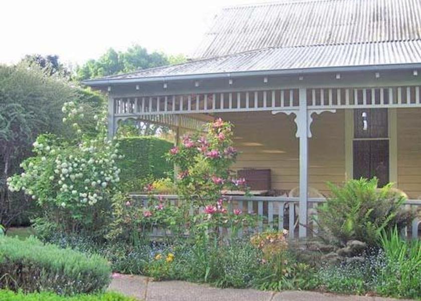 Victoria Hepburn Springs Entrance