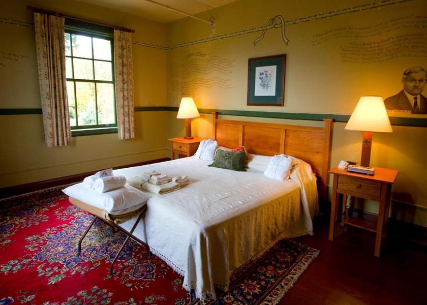 Oregon Troutdale Queen Room with Shared Bathroom