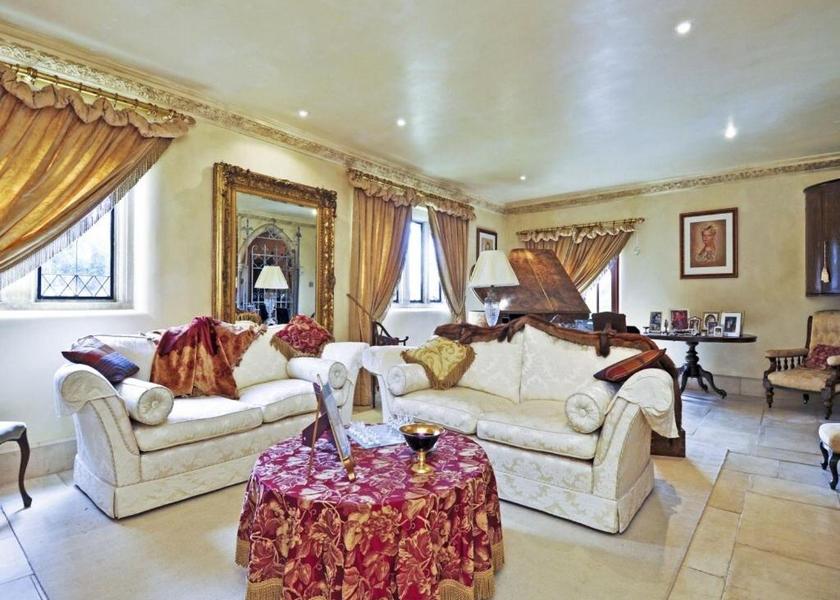 Shared lounge/TV area