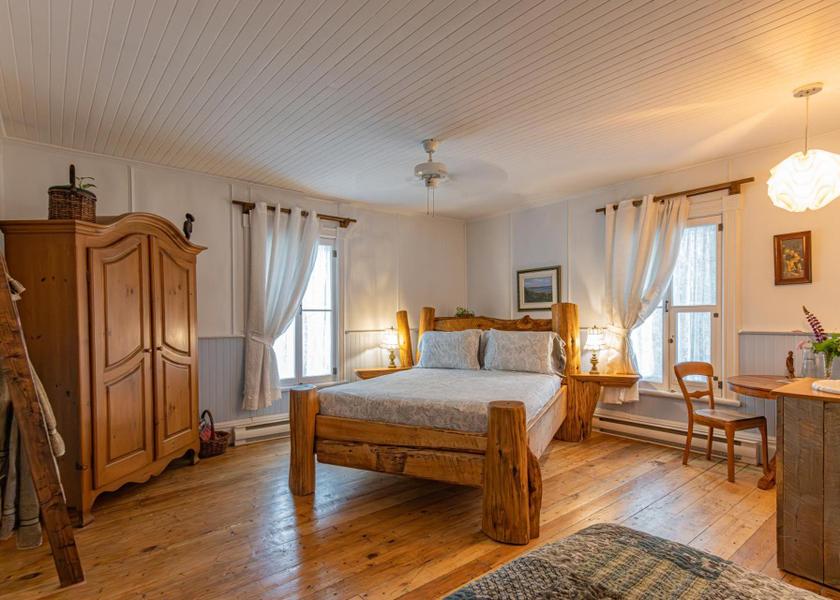 Quebec Baie-St-Paul Deluxe Queen Room