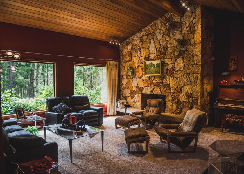 Shared lounge/TV area