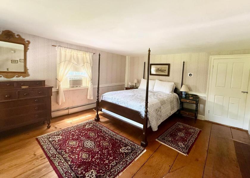 New Hampshire Campton Deluxe Queen Room
